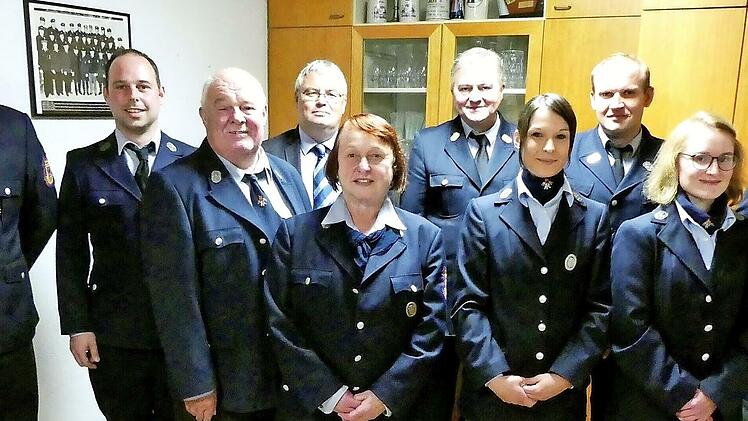 Die neue junge Führungsriege der Feuerwehr Feuln/Waizendorf mit den Geehrten und Offiziellen (von links): Kommandant Dominik Renner, Zweiter Kommandant Martin Witzgall, Ehrenvorsitzender Josef Witzgall, Bürgermeister Herwig Neumann, Ehrenmitglied Heidi Witzgall, Kreisbrandinspektor Fritz Weinlein, Vorsitzende Barbara Witzgall, Zweiter Vorsitzender Stefan Solger, Kassierin Isabel Ohnemüller und Schriftführer Frank Ströhlein