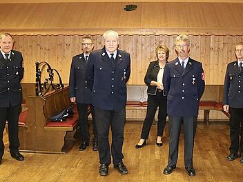Ehrung für 40 Jahre Dienst in der Feuerwehr (von links): Kreisbrandrat Benno Metz, Michael Frank, Roland Müller, stellvertretende Landrätin Brigitte Meyerdierks, Karl-Werner Hüther und Harry Schäfer.
