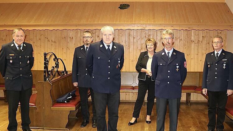 Ehrung für 40 Jahre Dienst in der Feuerwehr (von links): Kreisbrandrat Benno Metz, Michael Frank, Roland Müller, stellvertretende Landrätin Brigitte Meyerdierks, Karl-Werner Hüther und Harry Schäfer.