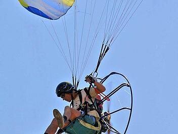 So wie dieser motorisierte Gleitschirmflieger segelt auch der Ebermannstadter durch die Lüfte, dem eine Start- und Landeerlaubnis vor den Toren der Stadt verwehrt wurde.  Foto: Imago