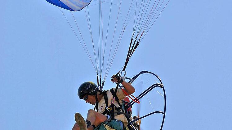 So wie dieser motorisierte Gleitschirmflieger segelt auch der Ebermannstadter durch die Lüfte, dem eine Start- und Landeerlaubnis vor den Toren der Stadt verwehrt wurde.  Foto: Imago