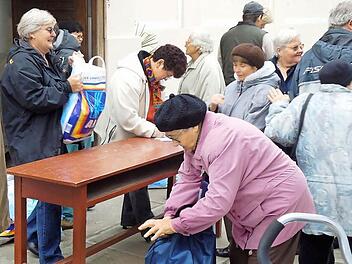 Irmgard Conrad (links) aus Höchstadt verteilt seit Jahren Hilfspakete im rumänischen Mediasch. Die Menschen dort müssen mit wenig Geld ihren Lebensunterhalt bestreiten.  Foto: privat