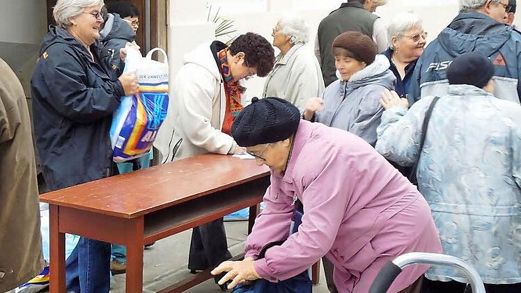 Irmgard Conrad (links) aus Höchstadt verteilt seit Jahren Hilfspakete im rumänischen Mediasch. Die Menschen dort müssen mit wenig Geld ihren Lebensunterhalt bestreiten.  Foto: privat