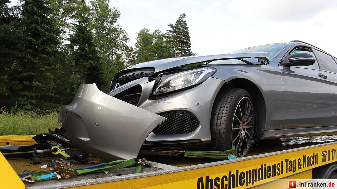 Mercedes gerät bei Starkregen ins Schleudern - Fahrer touchiert zwei Lkws