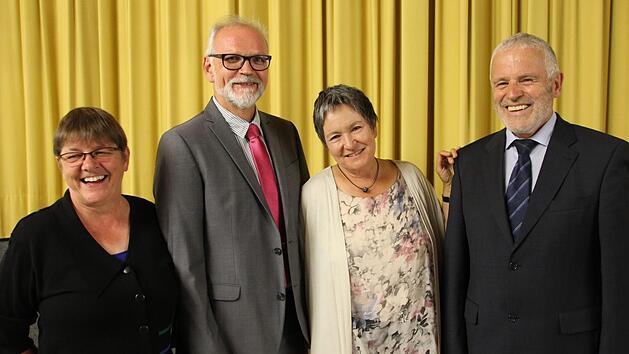 Begleitet von den besten W&uuml;nschen, die Personalratsvorsitzende Elisabeth D&uuml;ring (links) und Schulleiter Harry Koch (rechts) aussprachen, wurden Ellen und Elmar Wiessner am Berufsbildungszentrum in den Ruhestand verabschiedet. Foto: Heike Beudert
