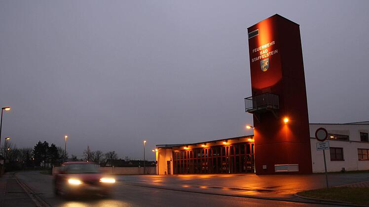 Das Feuerwehrhaus in Bad Staffelstein ist seit einigen Tagen am Abend und in der Nacht erleuchtet. Drei dunkel gekleidete Gestalten hatten sich am Gebäude aufgehalten und flüchteten, als ein Feuerwehrmann zufällig kam. Fotos: Tobias Kindermann