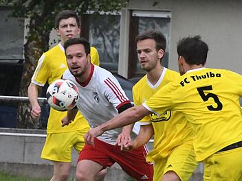 Kommt schon mal vor, dass es zwei Spieler braucht, um Rannungens Benjamin Kaufmann zu stoppen. Hier machen sich die  Thulbaer Florian Heim und Manuel Hänelt (rechts) auf die Verfolgung.Hopf