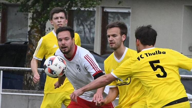 Kommt schon mal vor, dass es zwei Spieler braucht, um Rannungens Benjamin Kaufmann zu stoppen. Hier machen sich die  Thulbaer Florian Heim und Manuel Hänelt (rechts) auf die Verfolgung.Hopf