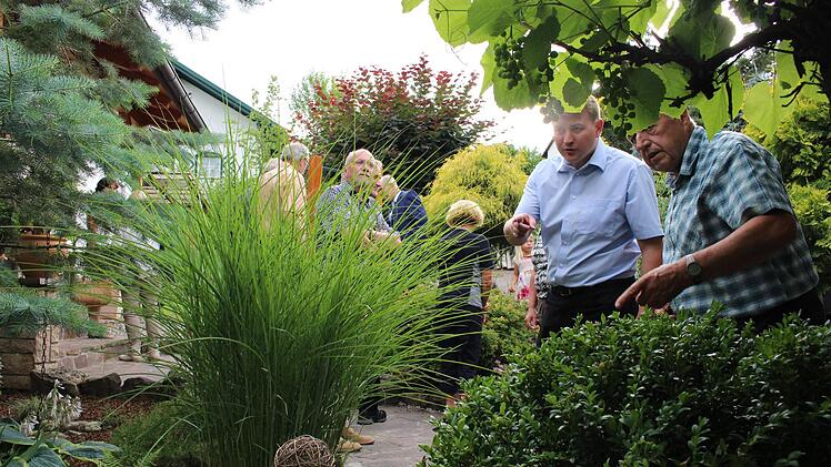 Wein, Buchs und Gräser: Auch Herbert Lawrenz, Vorsitzender des Höchstadter Gartenbauvereins (rechts), bewunderte die Vielfalt. Foto: Evi Seeger