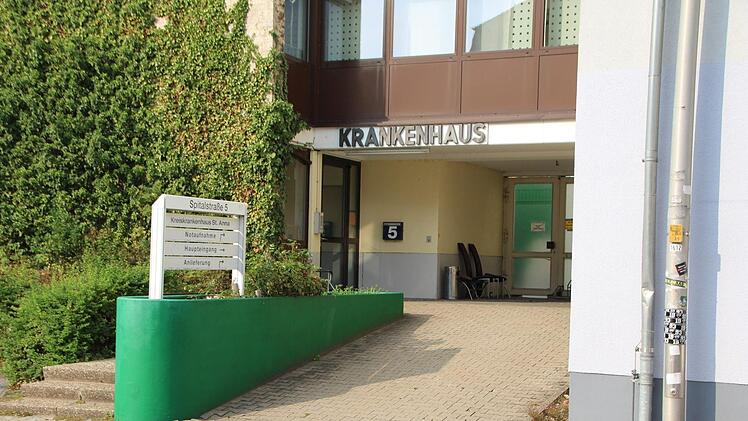 Über diesen Eingang kommen Besucher und Patienten derzeit ins Krankenhaus.