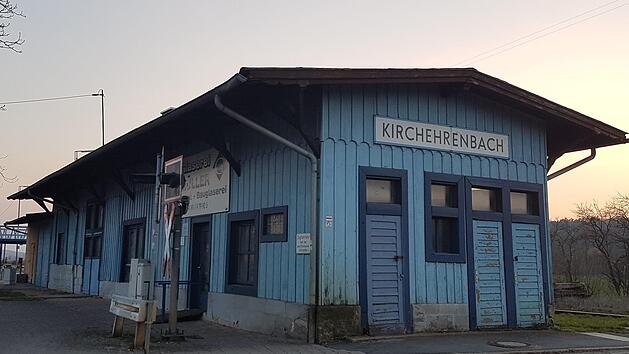 Das Bahnhofsgeb&auml;ude in Kirchehrenbach Foto: Carmen Schwind