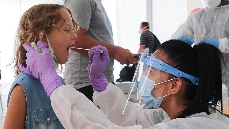 Ein Kind wird am Nürnberger Flughafen getestet. Foto: Barbara Herbst/Archiv