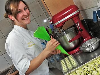 Konditormeisterin Barbara Koch beim Füllen ihrer handgemachten Pralinen. Foto: Sigismund von Dobschütz