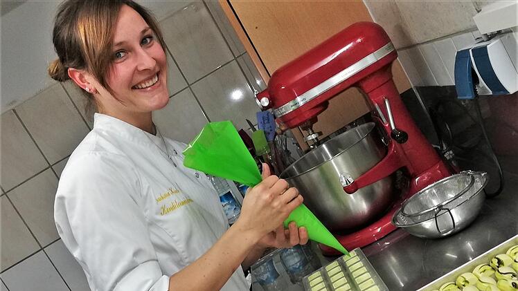 Konditormeisterin Barbara Koch beim Füllen ihrer handgemachten Pralinen. Foto: Sigismund von Dobschütz