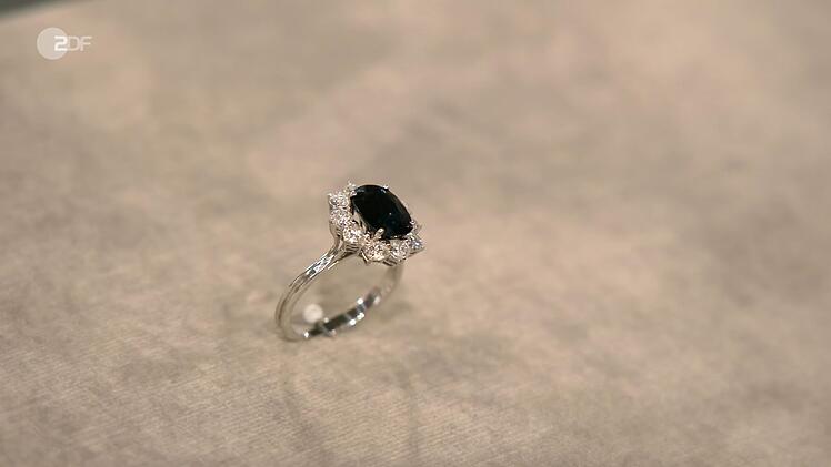 Ein Wei&szlig;gold-Ring aus den sp&auml;ten 1960er Jahren zeigte laut Heide Rezepa-Zabel einen gro&szlig;en Saphir aus Thailand.