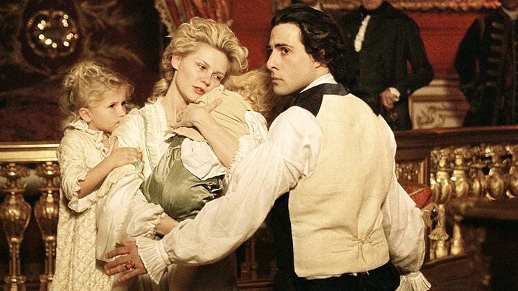 Eine aufgebrachte Menge belagert das Schloss Versailles: Marie Antoinette (Kirsten Dunst, zweite von links) weigert sich zu fliehen und bleibt bei Louis XVI. (Jason Schwartzman).