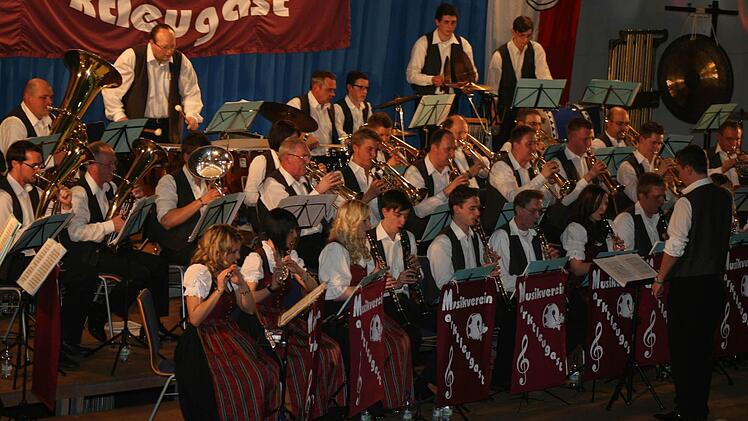 Das Ensemble gibt alles.