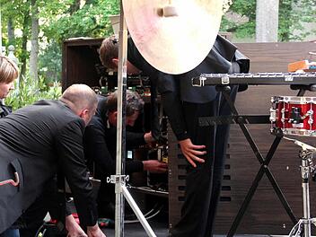 Reinhard Hecht (Mitte) versucht, den Schaden zu beheben -links Benjamin Sebald (Leiter), rechts Organist Christian Bischof. Alle Fotos: Blum