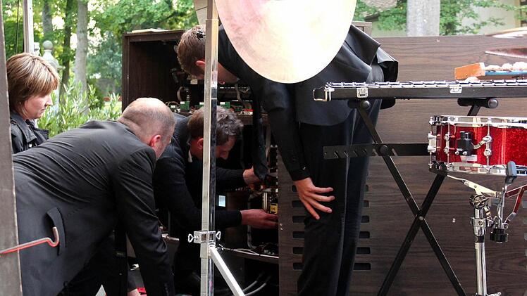 Reinhard Hecht (Mitte) versucht, den Schaden zu beheben -links Benjamin Sebald (Leiter), rechts Organist Christian Bischof. Alle Fotos: Blum
