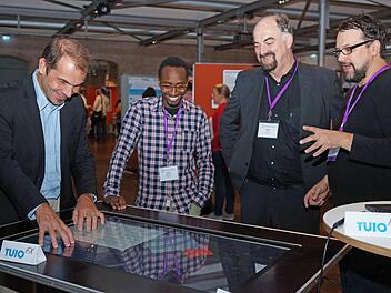 Tom Gross demonstriert, wie der Tablet-Tisch funktioniert. Foto: Michel