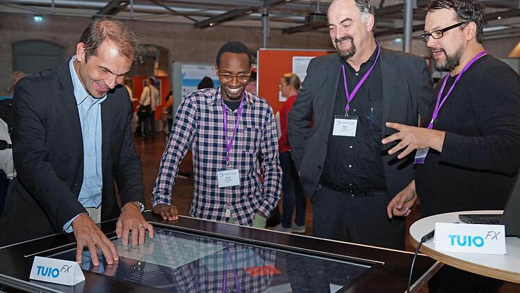 Tom Gross demonstriert, wie der Tablet-Tisch funktioniert. Foto: Michel