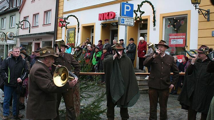 Die Ebrachtaler Jagdhornbläser (im Vordergrund) sind nicht oft im Steigerwaldstädtchen anzutreffen. Foto: Evi Seeger