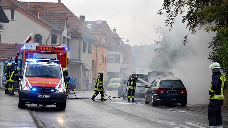 Die endgültige Abkühlung des Motors und seiner Umgebung besorgten die die Wehrmänner mit dem Wasserschlauch. Foto: Peter Rauch
