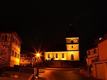 Seit kurzem wird die Sankt-Laurentius-Kirche nachts mit LED-Licht beleuchtet. Martina Drossel