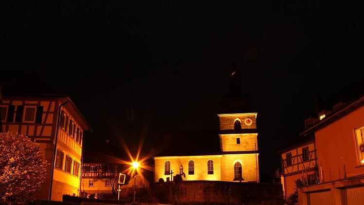 Seit kurzem wird die Sankt-Laurentius-Kirche nachts mit LED-Licht beleuchtet. Martina Drossel