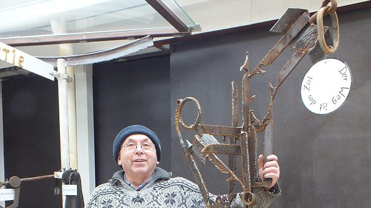 Bernhard Belzer hat zur Eröffnung ein neues Kunstwerk mit dem Titel "Der Weg ist das Ziel" geschaffen.   Foto: Manfred Welker