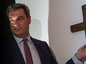 Die CSU hat die Angst verlernt. Die kommt nun in Gestalt der AfD als rechtes Schreckgespenst zurück. Die Reaktion: Kreuze in Ämtern und Islamismusdebatten. Was soll da noch kommen? Ein Kommentar.  Foto: Peter Kneffel/dpa