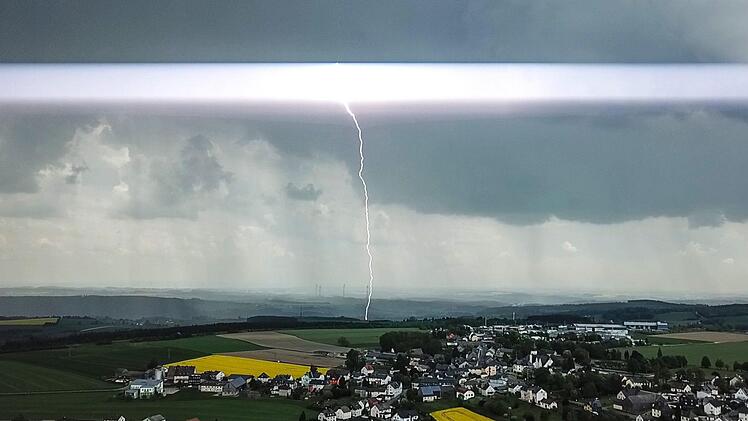 Schon wieder Gewitter: Bereits am Sonntag kracht es erneut in der Region. Hier zu sehen, ist das Unwetter an Christi Himmelfahrt über Berg im Kreis Hof. Foto: News/Fricke