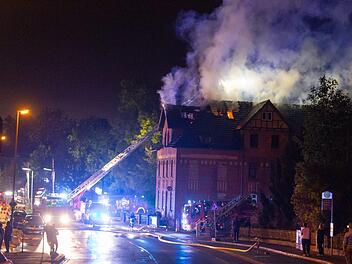Die Feuerwehr löschte am Donnerstag einen Brand in einem Coburger Mehrfamilienhaus. Das Haus ist nicht mehr bewohnbar. Foto: News5