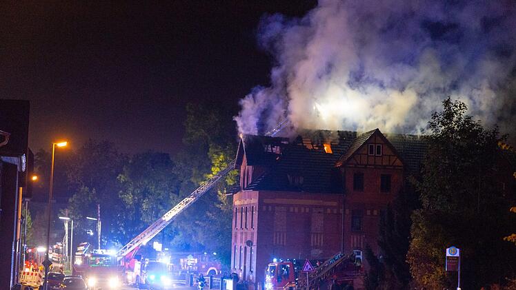 Die Feuerwehr löschte am Donnerstag einen Brand in einem Coburger Mehrfamilienhaus. Das Haus ist nicht mehr bewohnbar. Foto: News5