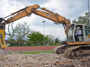 Bürgermeister Marco Steiner nimmt mit dem Abbruchbagger den symbolischen ersten "Spatenstich" vor. Foto: Rainer Lutz