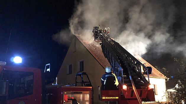 In der Nacht zum Donnerstag stand der Dachstuhl eines Wohnhauses in Mittelfranken in Flammen. Foto: Goppelt/News5