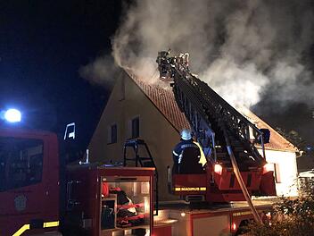 In der Nacht zum Donnerstag stand der Dachstuhl eines Wohnhauses in Mittelfranken in Flammen. Foto: Goppelt/News5