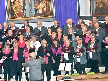 Es waren schöne Zeiten, in denen die Chöre des Marktes Pressig zusammen das beliebte Adventssingen veranstalten konnten. Hier beim Gemeinschaftschor in der St.-Bartholomäus-Kirche Rothenkirchen im Jahr 2018. Links der Männerchor Sängerrunde Welitsch mit dem Frauenchor "SingAmoll", es schließen sich an der gemischte Chor Gesangverein Harmonie Förtschendorf und die Eisenbahnsinggruppe Frohsinn Pressig bei einem ihrer letzten Auftritte.  Foto: Archiv/K.- H. Hofmann