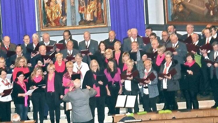 Es waren schöne Zeiten, in denen die Chöre des Marktes Pressig zusammen das beliebte Adventssingen veranstalten konnten. Hier beim Gemeinschaftschor in der St.-Bartholomäus-Kirche Rothenkirchen im Jahr 2018. Links der Männerchor Sängerrunde Welitsch mit dem Frauenchor "SingAmoll", es schließen sich an der gemischte Chor Gesangverein Harmonie Förtschendorf und die Eisenbahnsinggruppe Frohsinn Pressig bei einem ihrer letzten Auftritte.  Foto: Archiv/K.- H. Hofmann
