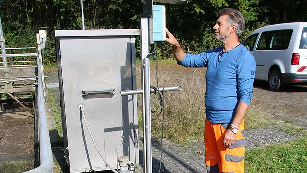 Neuenmarkts Kl&auml;rw&auml;rter Willi Lauterbach hat eine Umweltverschmutzung verhindert. Im Vorkl&auml;rbecken hatte sich eine gr&ouml;&szlig;ere Menge &Ouml;l angesammelt, doch der 61-J&auml;hrige konnte die stinkende Br&uuml;he zur&uuml;ckhalten, bevor sie in die Schwarze Schorgast gelangen konnte und dort Fauna und Flora bedroht h&auml;tte.
