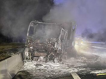 Lastwagen in Flammen: A9 aktuell gesperrt