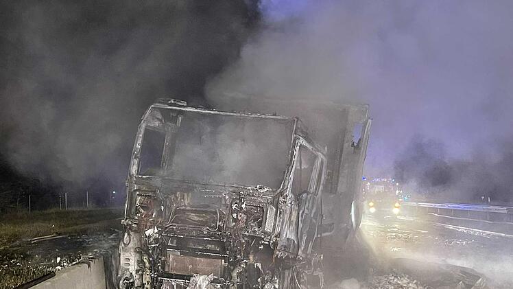Lastwagen in Flammen: A9 aktuell gesperrt
