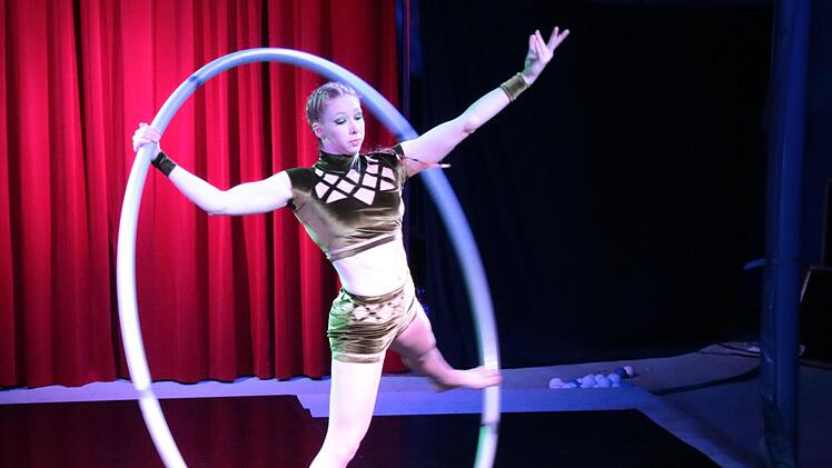 Carolin Liesegang wirbelt im Cyrwheele durch die Manege. Foto: Ralf Ruppert
