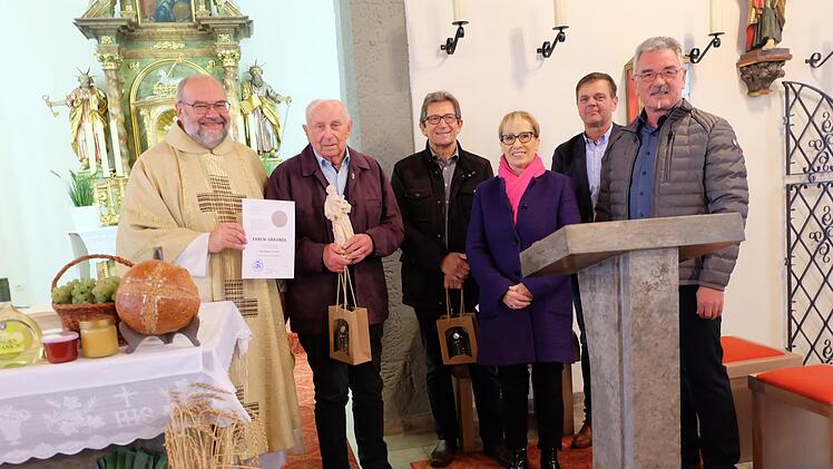 Eine Ehrenurkunde und ein Ehrenkreuz erhielt der scheidende Mesner Andreas Emmer; (von links) Pfarrer Peter Rüb, Andreas Emmer, Thomas Schmitt, Judith Dekant, Jürgen Schleier, Norbert Geier. Foto: Philipp Bauernschubert