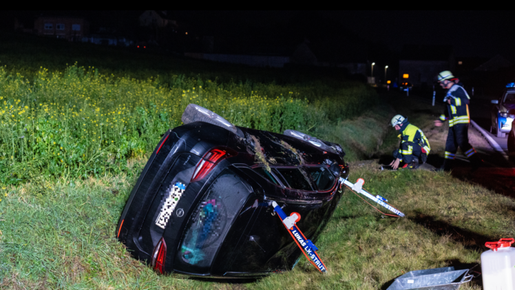 Pettstadt: Unfall auf BA29 - Auto &uuml;berschl&auml;gt sich und landet im Graben - Kind kommt in Klinik