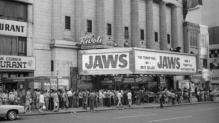 So was gab's noch nie. "Jaws" war der erste Blockbuster der Filmgeschichte. Der Veröffentlichung 1975 folgte die "Jawsmania", sodass der Film innerhalb von 14 Tagen alle Produktionskosten wieder eingespielt hatte. Bis heute wurden mit dem Film allein weltweit knapp eine halbe Milliarde Dollar eingespielt.
