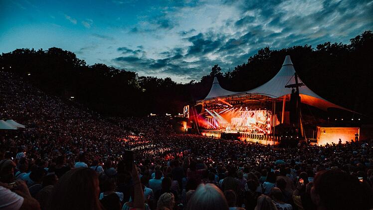 Die Berliner Waldb&uuml;hne ist ein ganz besonderer Ort, sowohl f&uuml;r die Musiker auf der B&uuml;hne als auch die Menschen im Publikum. F&uuml;r den Berliner Roland Kaiser sind seine Auftritte dort echte Heimspiele.