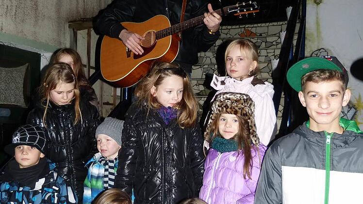 In Dorfhaus hat Michael Lane mit den Kindern gesungen.