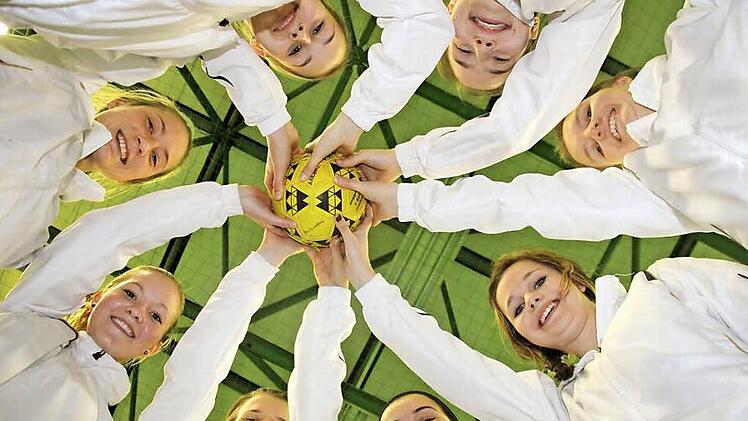 Sie bleiben am (Korb-)Ball: J. Bartholme, N. Kotzer, C. Hopfengart, L.Oppermann, S. Parakenings, S. Knauer, R. Bayer, J. Zink haben gemeinsam viel Spaß.