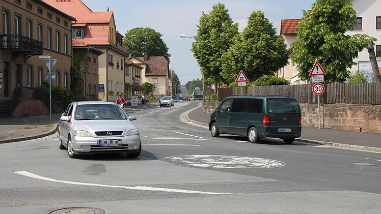 Zur Sanierung des Minikreisels gab es einen Ortstermin mit allen Betroffenen. Foto: MarkusReeh